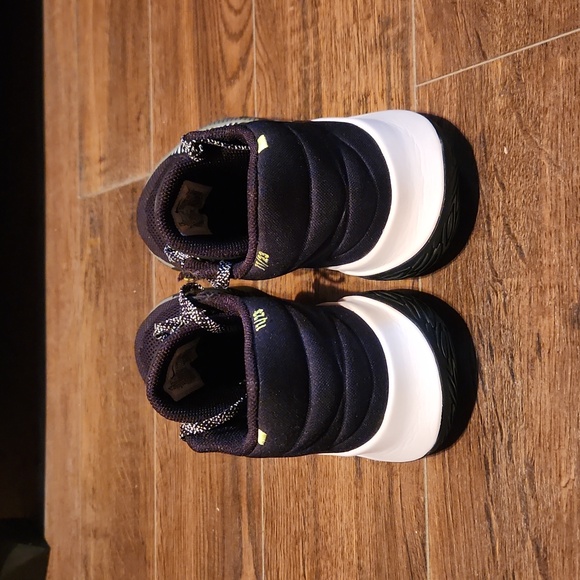 Men Nike Kyrie - Picture 4 of 9